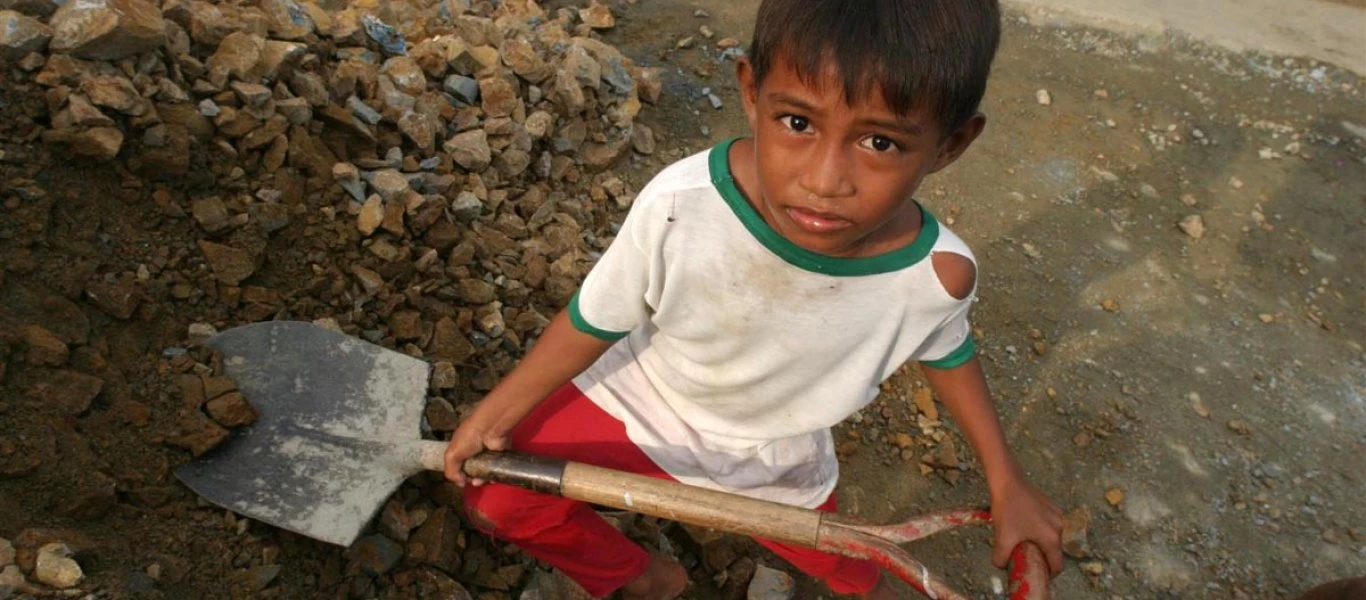Η πανδημία πλήττει σοβαρά τα δικαιώματα των παιδιών: Ανήλικοι σε εξαναγκαστική εργασία και γάμους